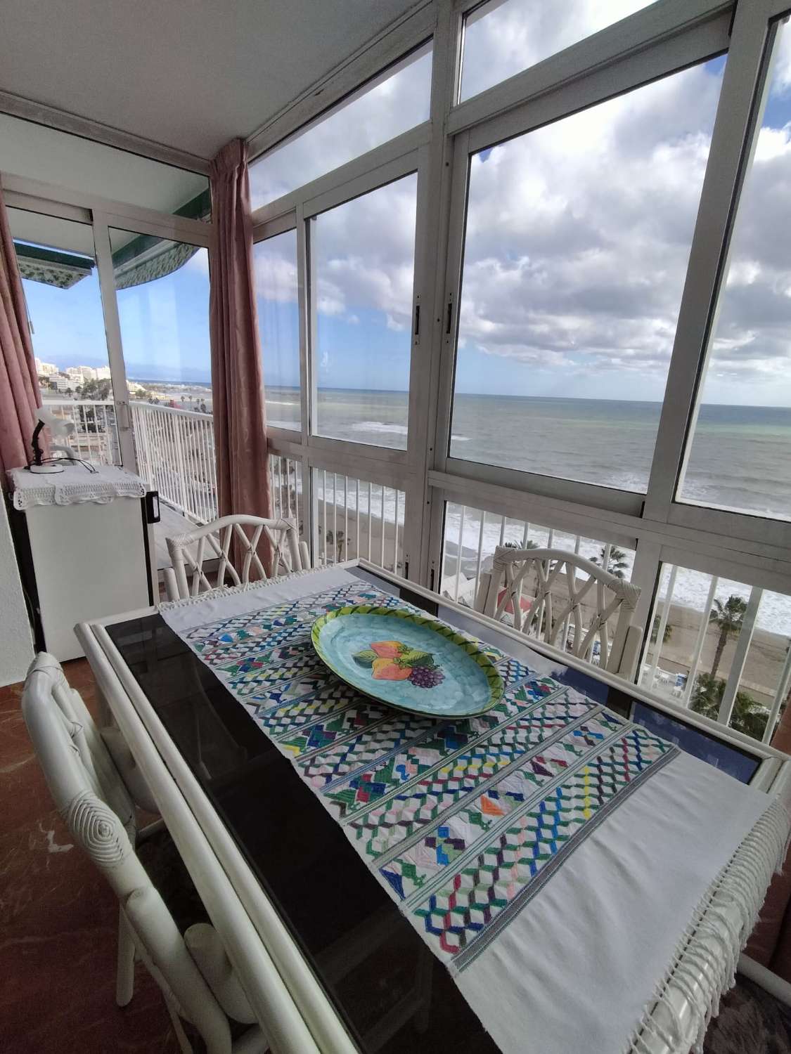 SE ALQUILA DESDE AHORA HASTA 31.5.26 Y DESDE 15.9.26-30.5.27  BONITO APARTAMENTO CON IMPRESIONANTES VISTAS AL MAR EN 1ª LINEA EN  BENALMADENA