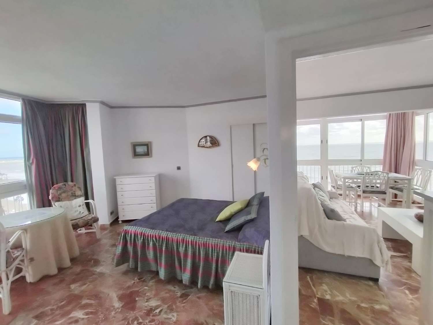 SE ALQUILA DESDE AHORA HASTA 31.5.26 Y DESDE 15.9.26-30.5.27  BONITO APARTAMENTO CON IMPRESIONANTES VISTAS AL MAR EN 1ª LINEA EN  BENALMADENA