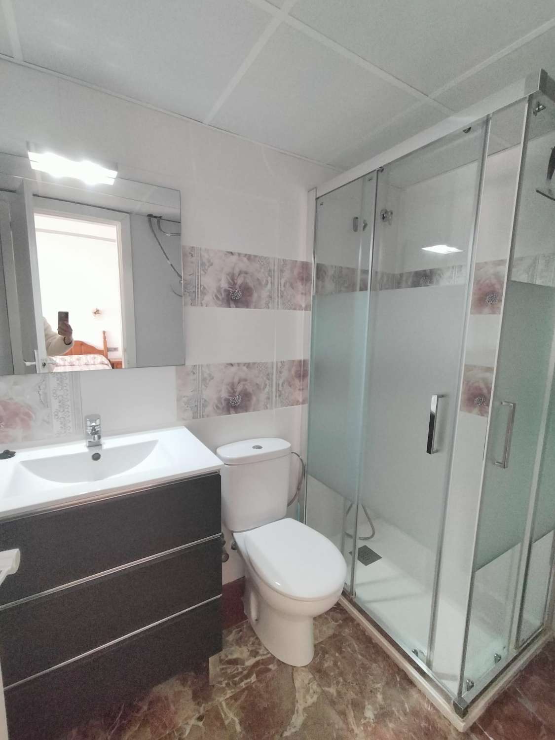 SE ALQUILA DESDE AHORA HASTA 31.5.26 Y DESDE 15.9.26-30.5.27  BONITO APARTAMENTO CON IMPRESIONANTES VISTAS AL MAR EN 1ª LINEA EN  BENALMADENA