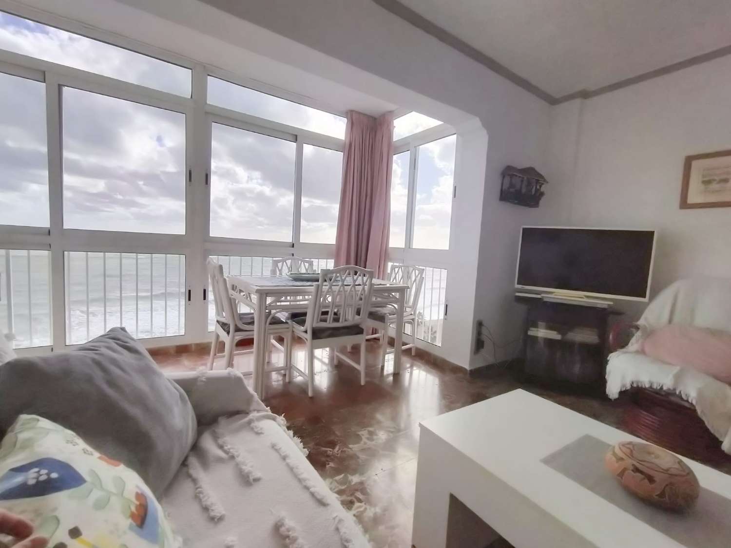 SE ALQUILA DESDE AHORA HASTA 31.5.26 Y DESDE 15.9.26-30.5.27  BONITO APARTAMENTO CON IMPRESIONANTES VISTAS AL MAR EN 1ª LINEA EN  BENALMADENA