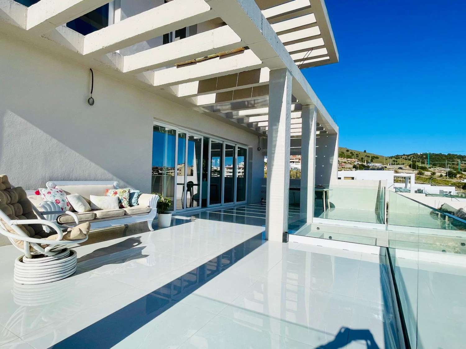 SE VENDE MARAVILLOSA VILLA DE DISEÑO CON VISTAS AL MAR EN ARROYO DE LA MIEL (BENALMADENA)