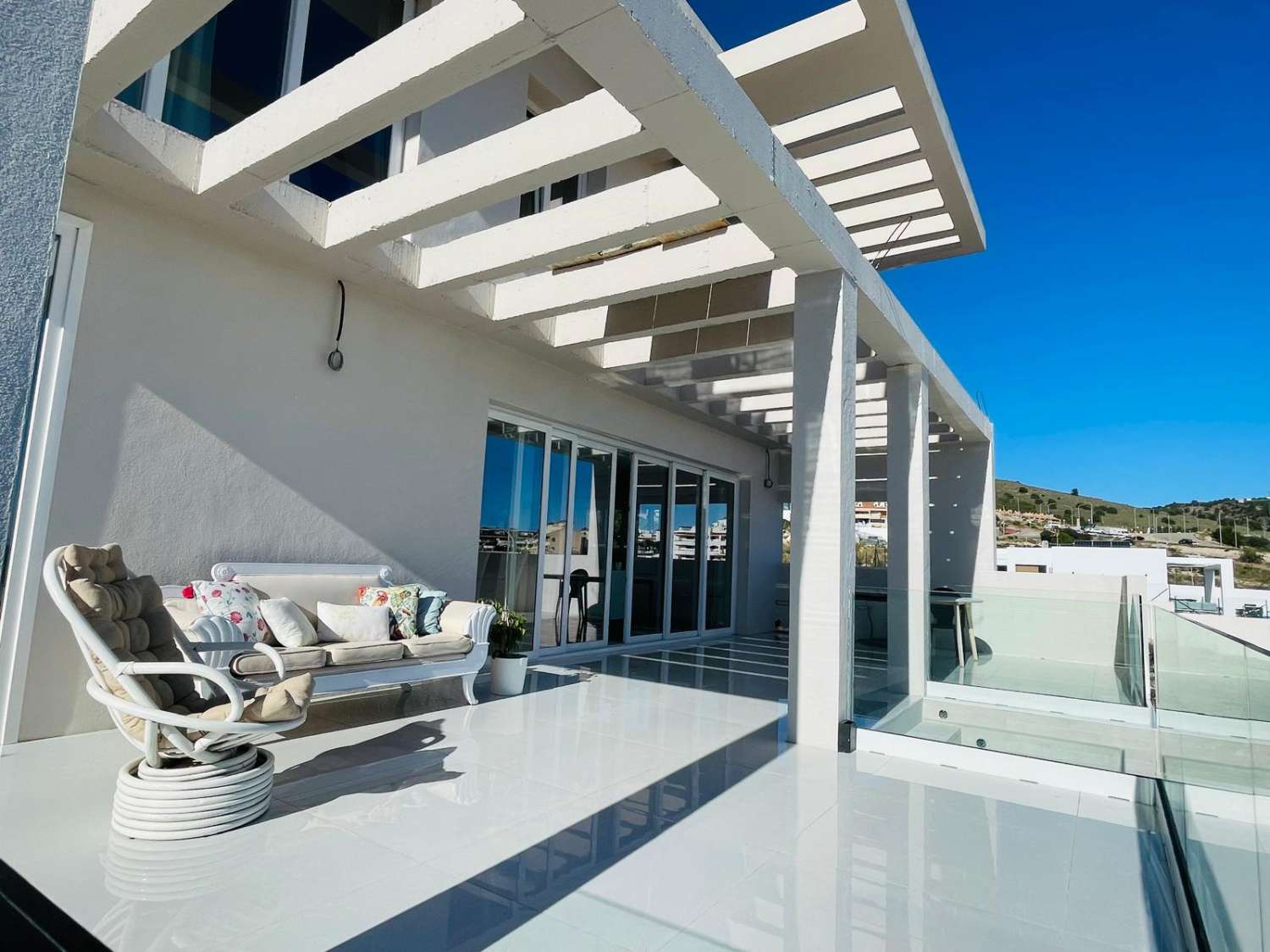 SE VENDE MARAVILLOSA VILLA DE DISEÑO CON VISTAS AL MAR EN ARROYO DE LA MIEL (BENALMADENA)