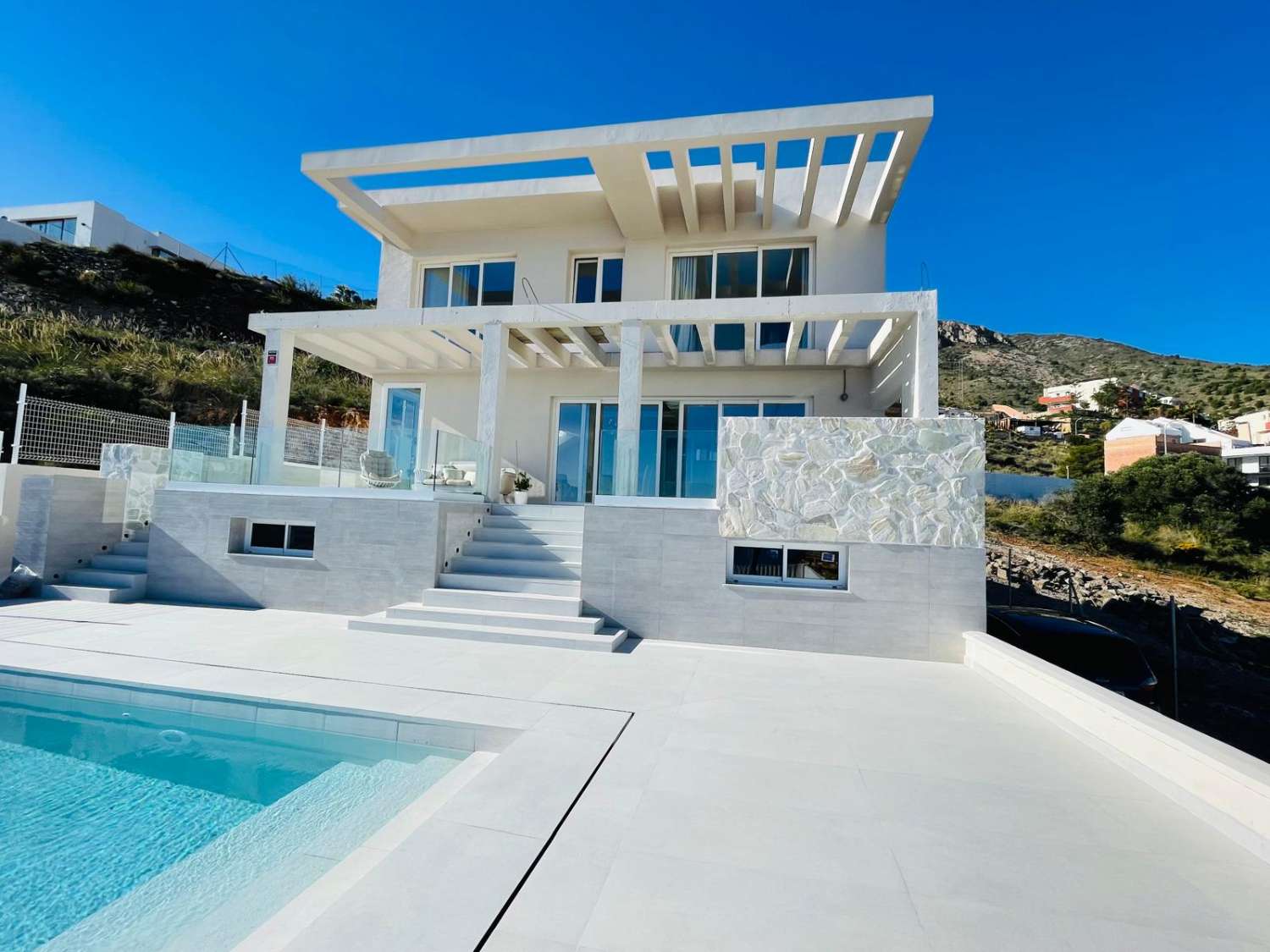 SE VENDE MARAVILLOSA VILLA DE DISEÑO CON VISTAS AL MAR EN ARROYO DE LA MIEL (BENALMADENA)