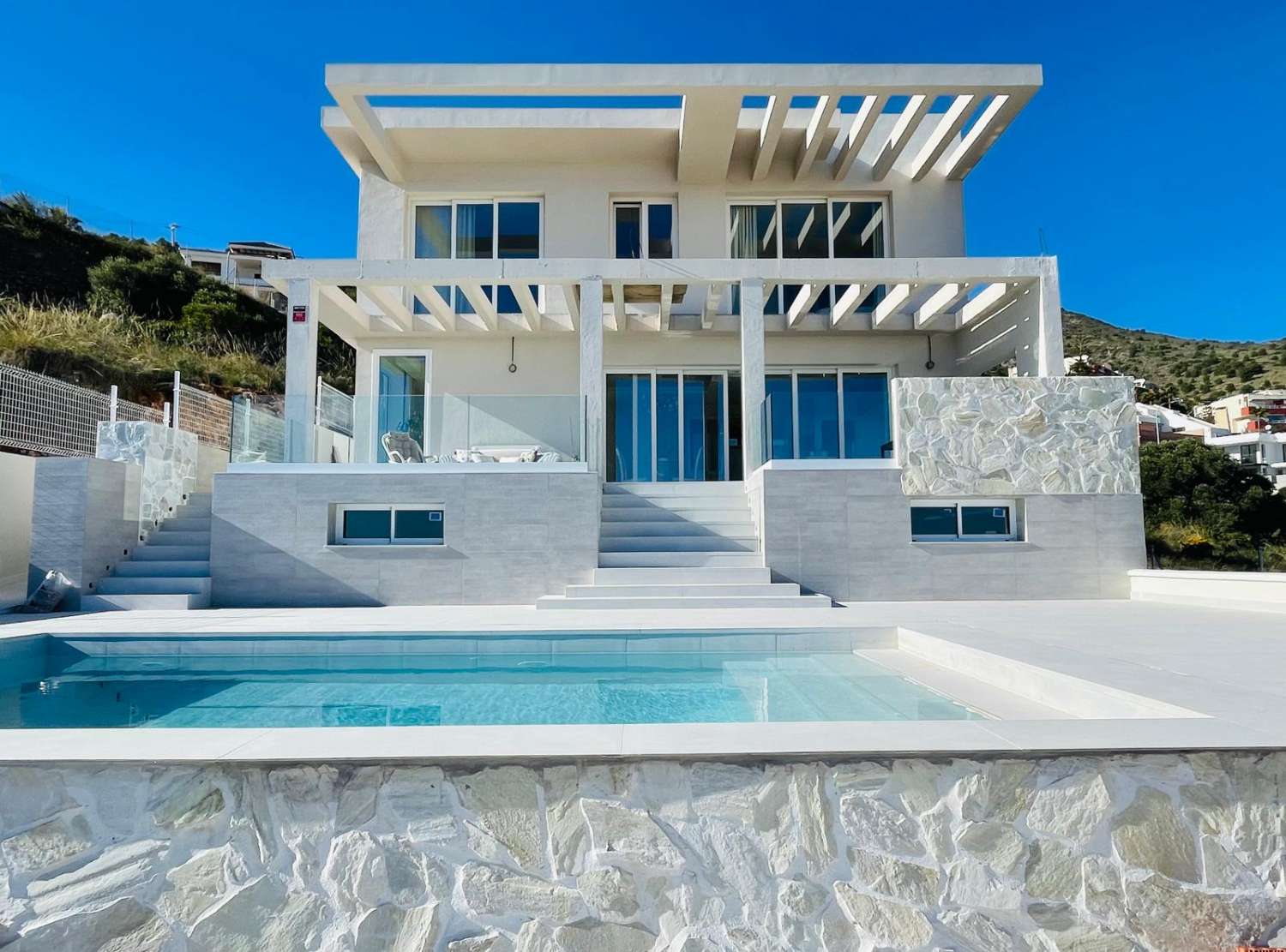 SE VENDE MARAVILLOSA VILLA DE DISEÑO CON VISTAS AL MAR EN ARROYO DE LA MIEL (BENALMADENA)