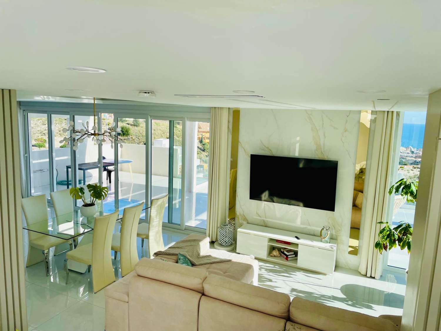 SE VENDE MARAVILLOSA VILLA DE DISEÑO CON VISTAS AL MAR EN ARROYO DE LA MIEL (BENALMADENA)