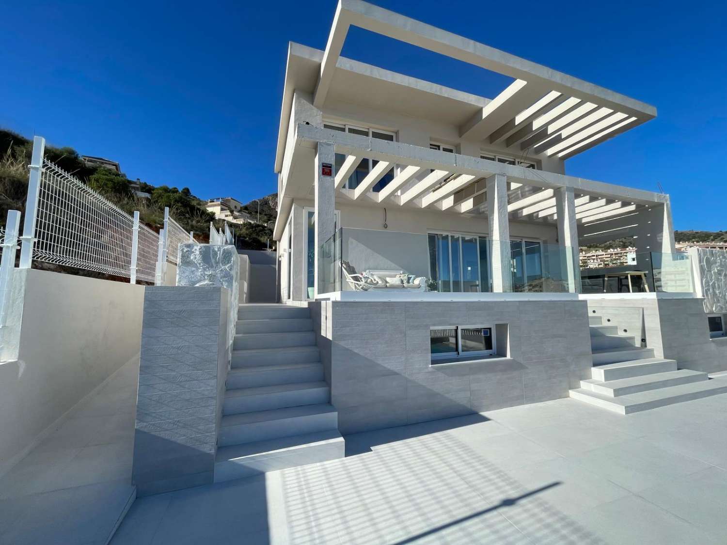 SE VENDE MARAVILLOSA VILLA DE DISEÑO CON VISTAS AL MAR EN ARROYO DE LA MIEL (BENALMADENA)