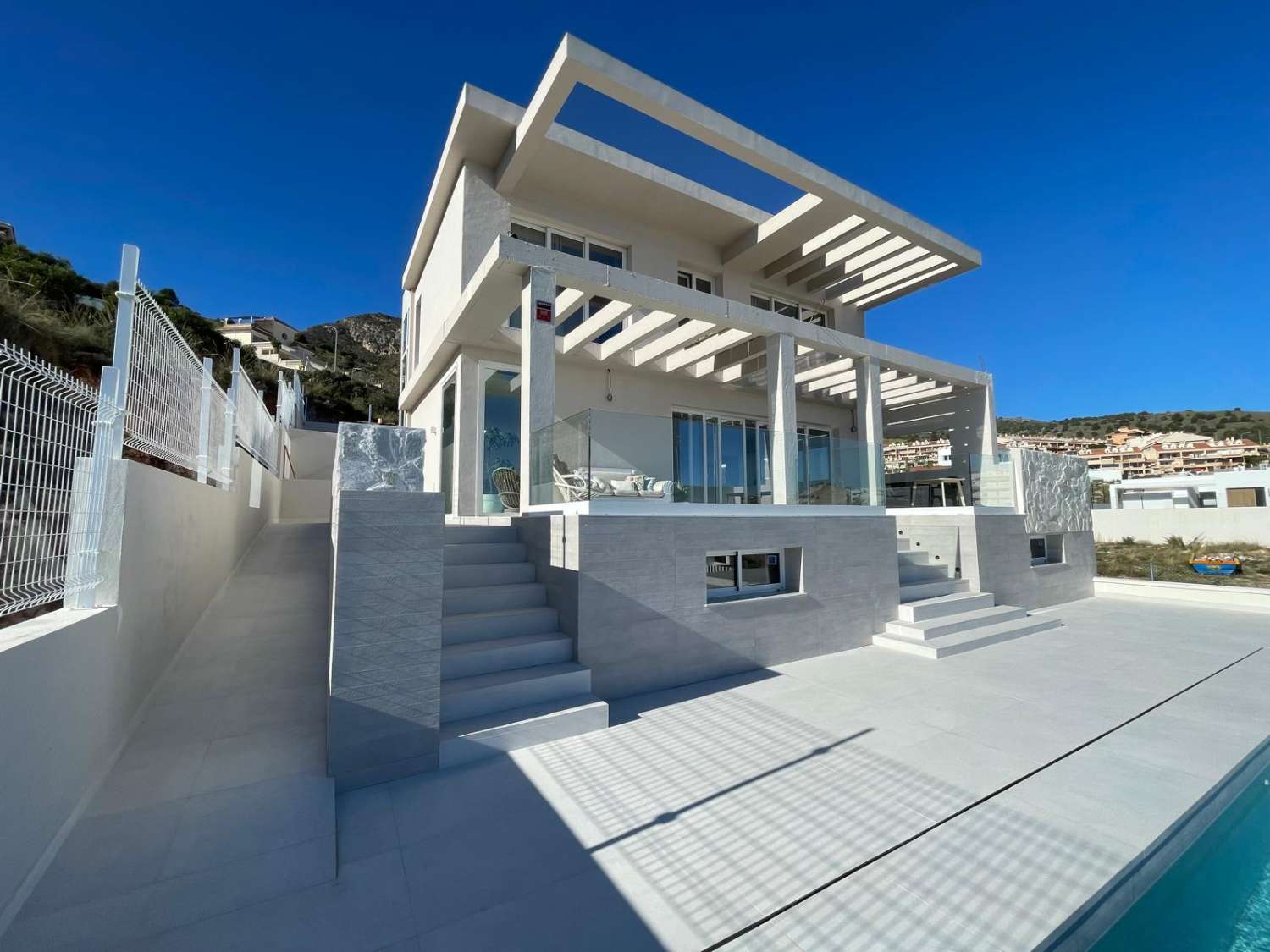 SE VENDE MARAVILLOSA VILLA DE DISEÑO CON VISTAS AL MAR EN ARROYO DE LA MIEL (BENALMADENA)