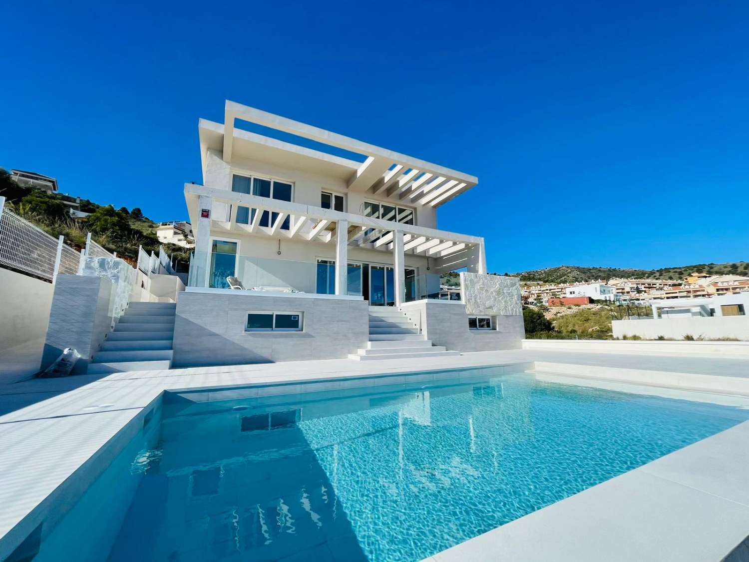 SE VENDE MARAVILLOSA VILLA DE DISEÑO CON VISTAS AL MAR EN ARROYO DE LA MIEL (BENALMADENA)