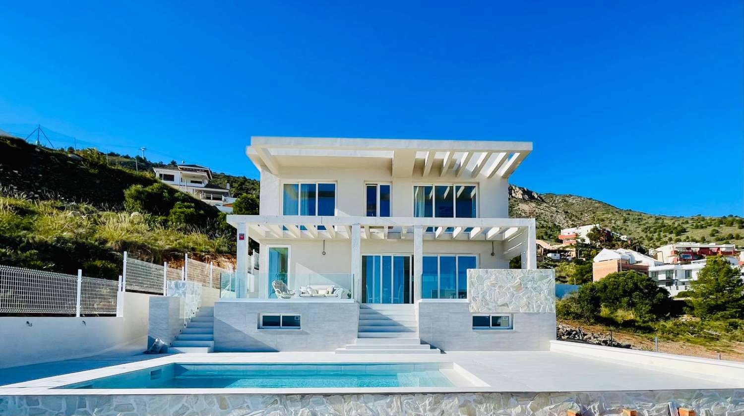 SE VENDE MARAVILLOSA VILLA DE DISEÑO CON VISTAS AL MAR EN ARROYO DE LA MIEL (BENALMADENA)