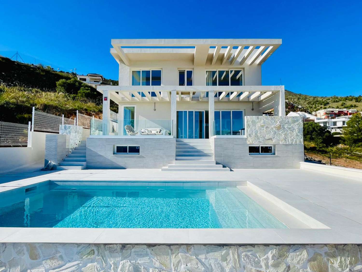 SE VENDE MARAVILLOSA VILLA DE DISEÑO CON VISTAS AL MAR EN ARROYO DE LA MIEL (BENALMADENA)