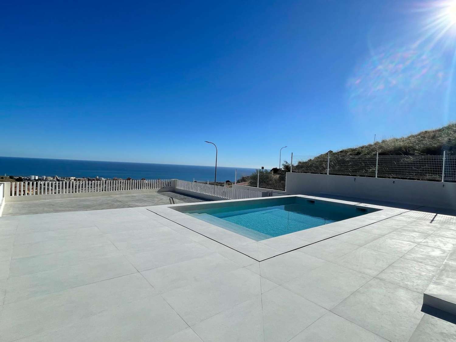 SE VENDE MARAVILLOSA VILLA DE DISEÑO CON VISTAS AL MAR EN ARROYO DE LA MIEL (BENALMADENA)