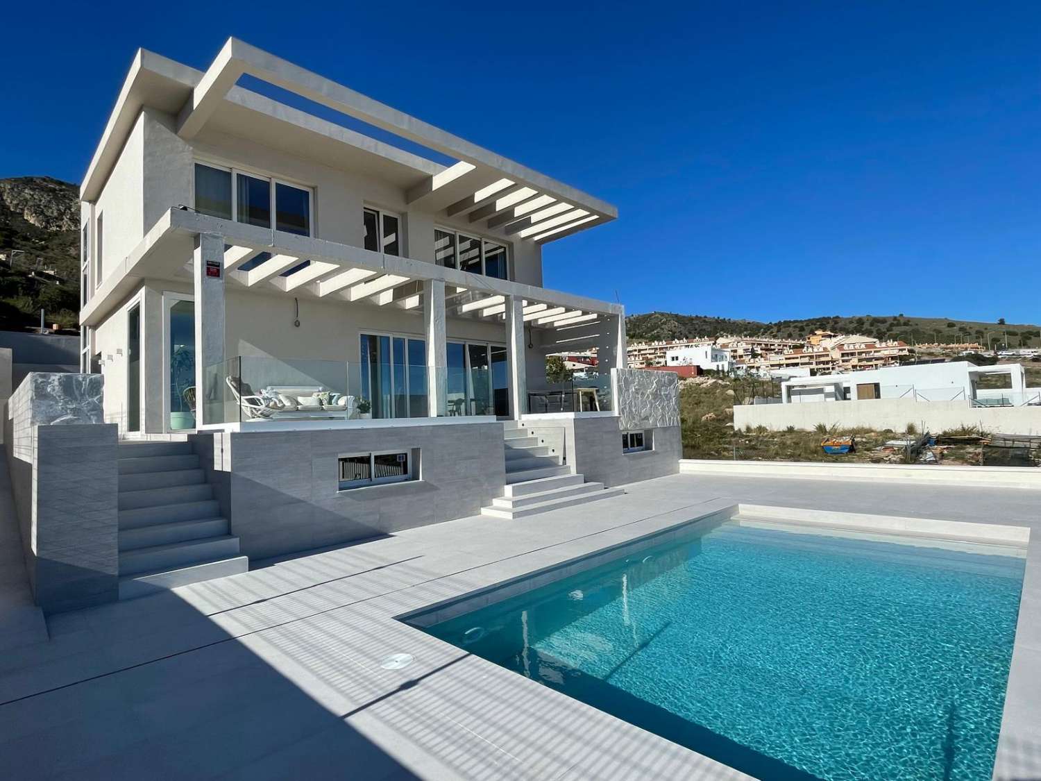 SE VENDE MARAVILLOSA VILLA DE DISEÑO CON VISTAS AL MAR EN ARROYO DE LA MIEL (BENALMADENA)