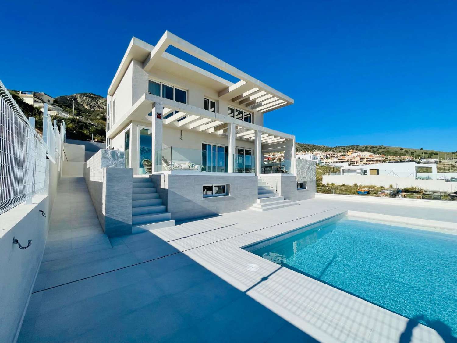 SE VENDE MARAVILLOSA VILLA DE DISEÑO CON VISTAS AL MAR EN ARROYO DE LA MIEL (BENALMADENA)