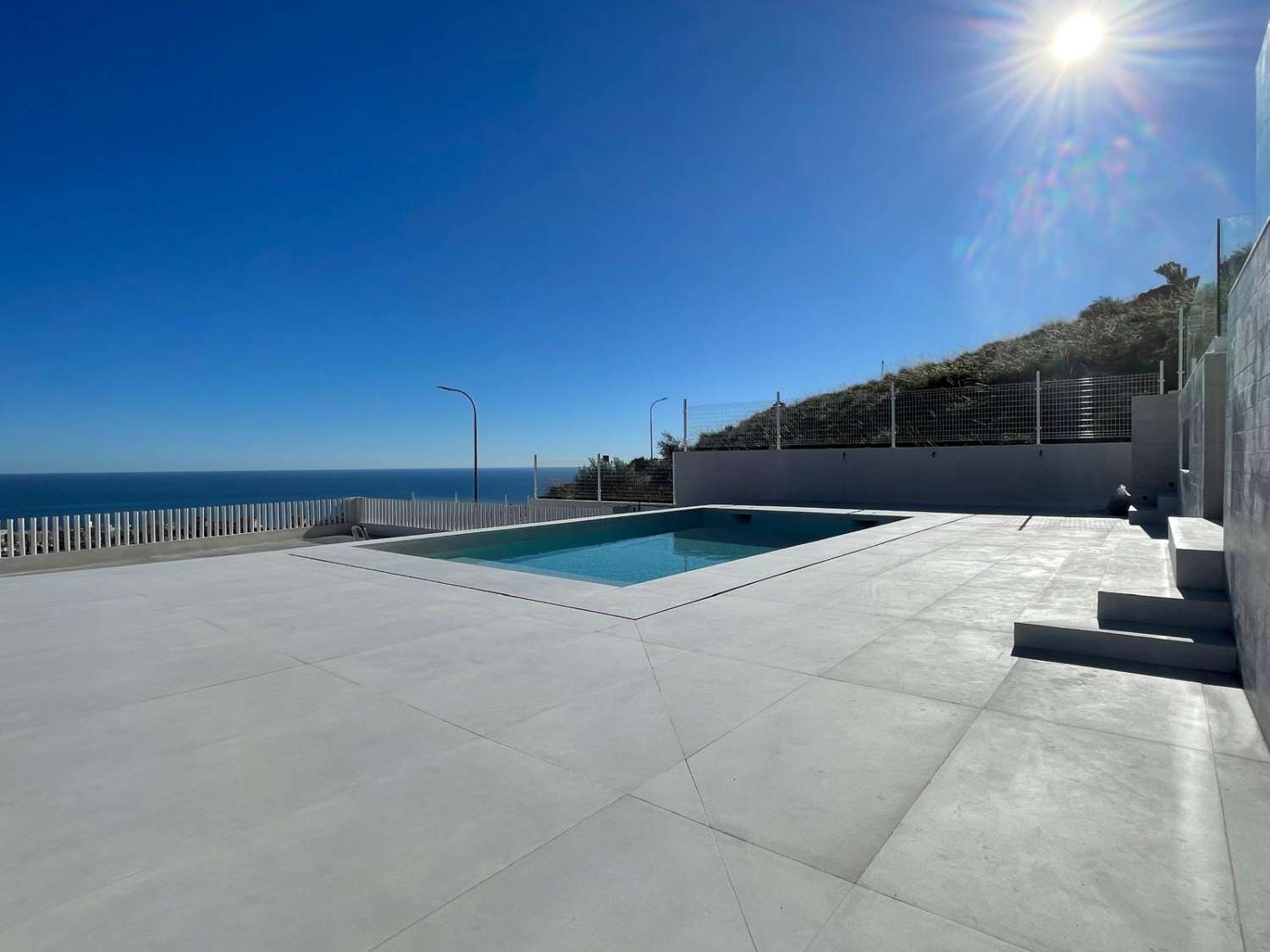SE VENDE MARAVILLOSA VILLA DE DISEÑO CON VISTAS AL MAR EN ARROYO DE LA MIEL (BENALMADENA)