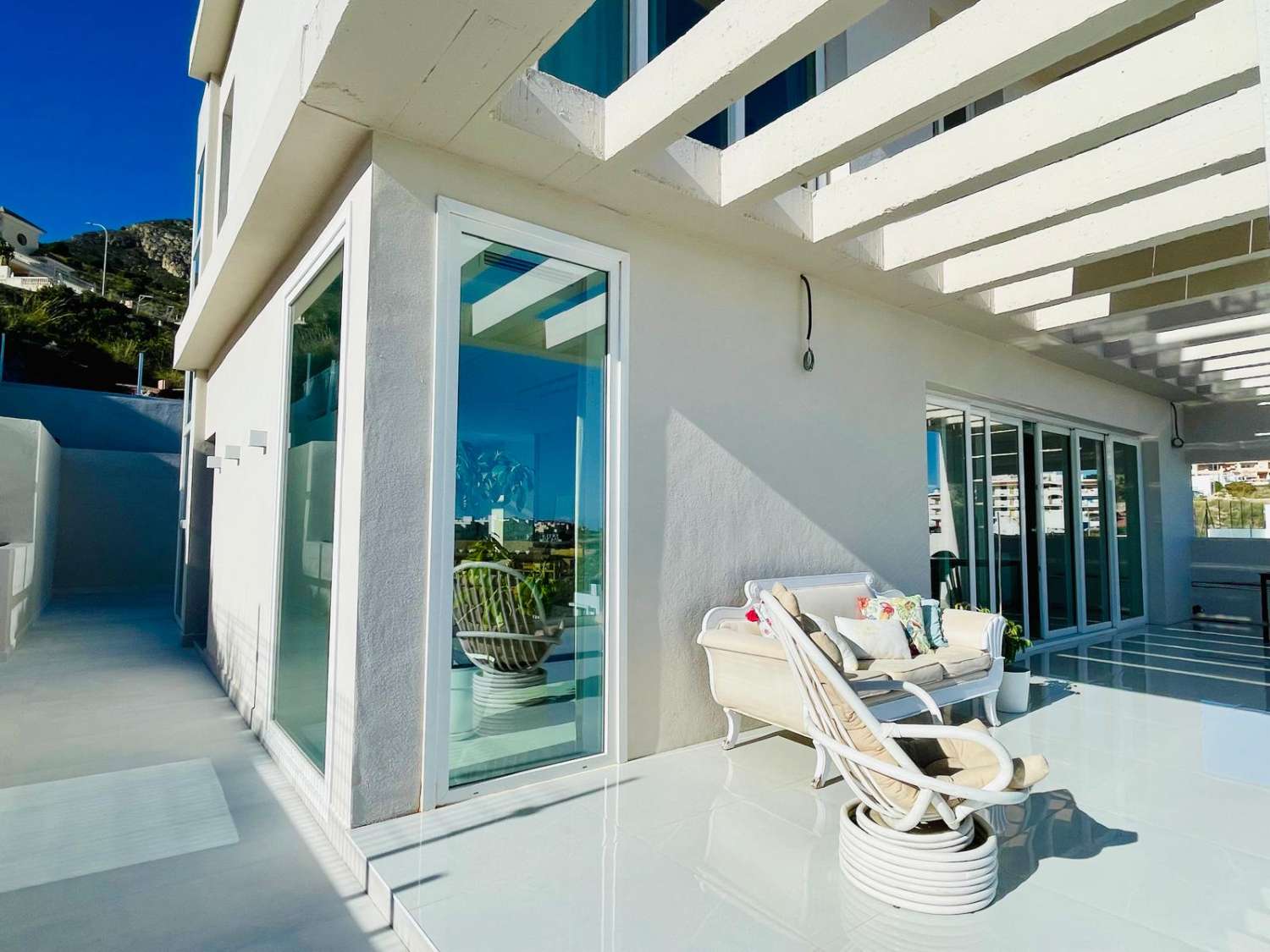 SE VENDE MARAVILLOSA VILLA DE DISEÑO CON VISTAS AL MAR EN ARROYO DE LA MIEL (BENALMADENA)