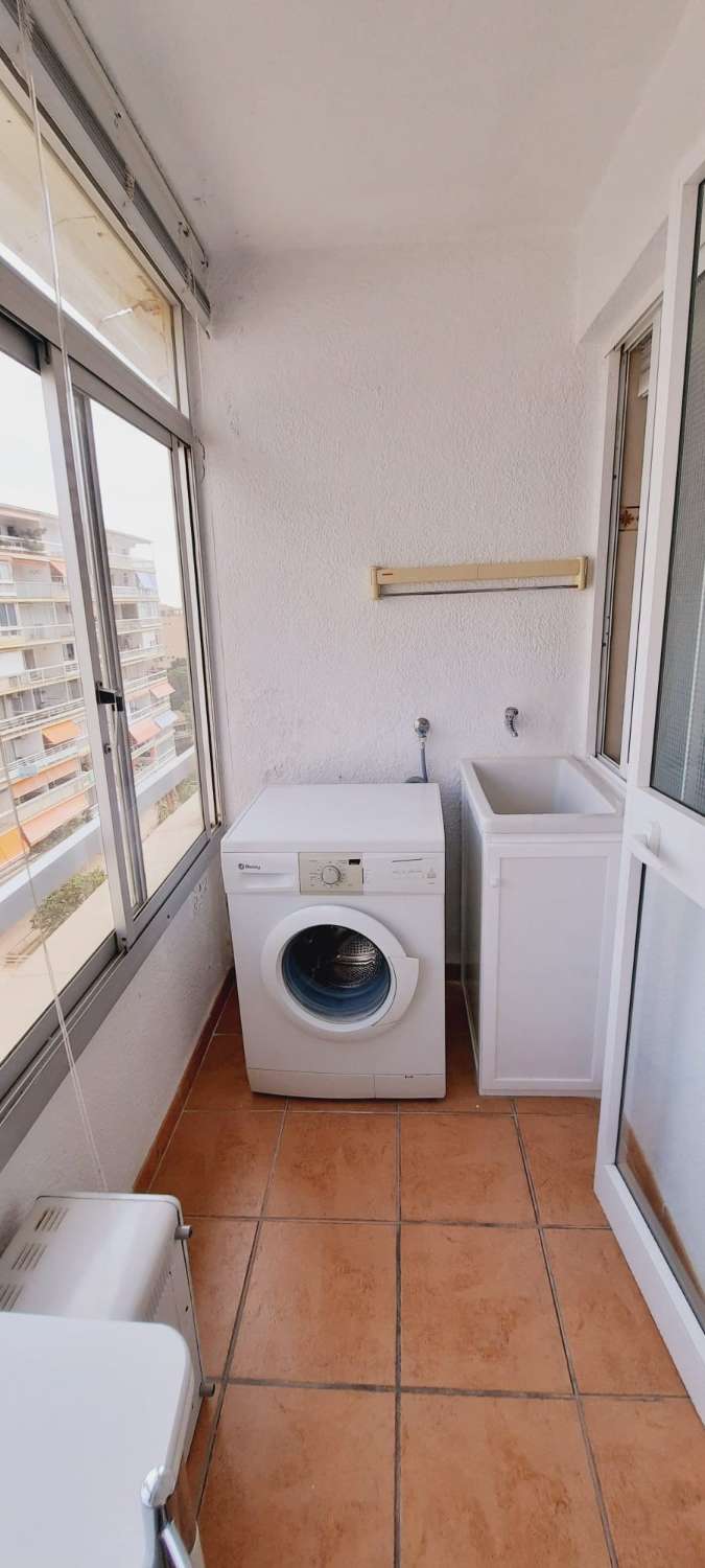 SE ALQUILA DESDE AHORA  HASTA 30.06.26 Y DESDE 1.9.26-30.6.27  BONITO APARTAMENTO  CON VISTAS AL MAR EN LA CARIHUELA (TORREMOLINOS)