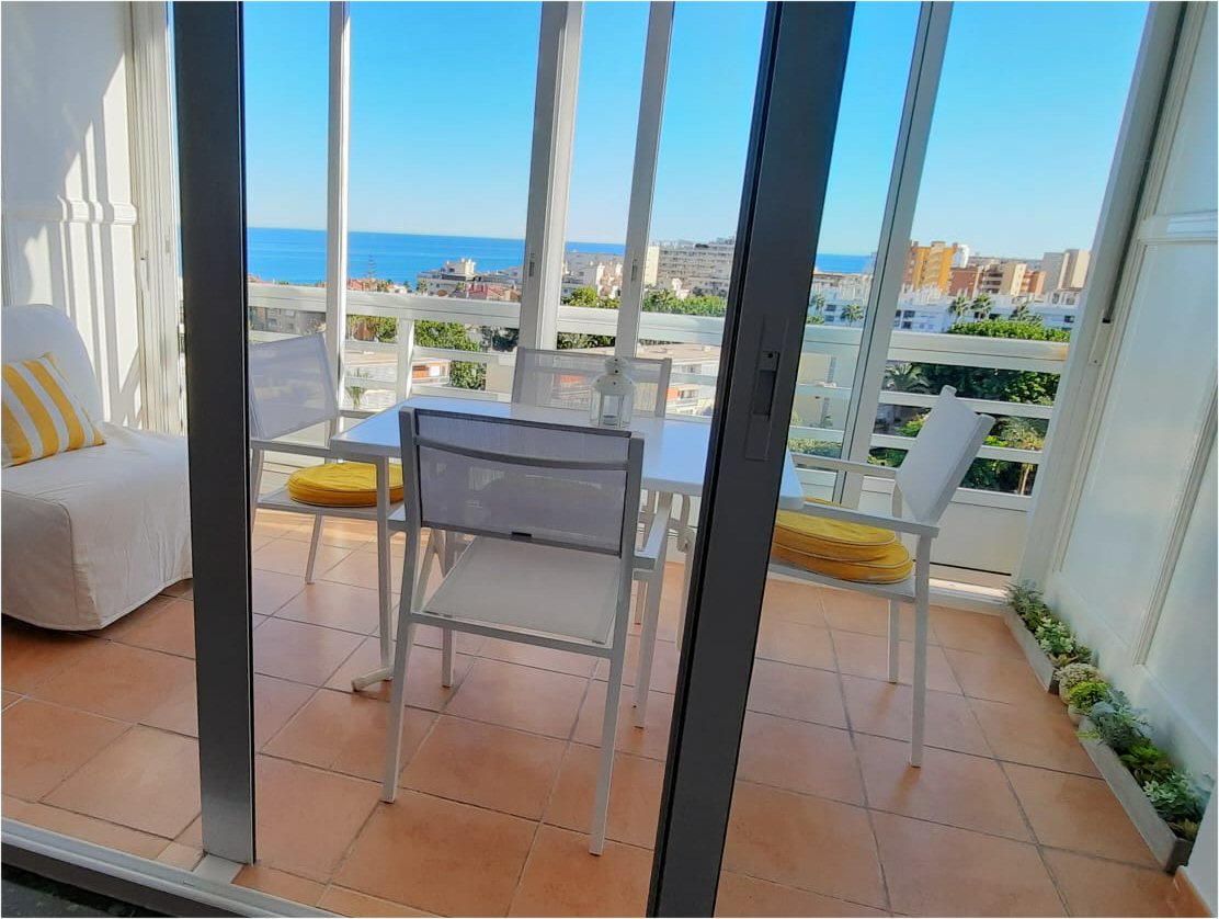 SE ALQUILA DESDE AHORA  HASTA 30.06.26 Y DESDE 1.9.26-30.6.27  BONITO APARTAMENTO  CON VISTAS AL MAR EN LA CARIHUELA (TORREMOLINOS)