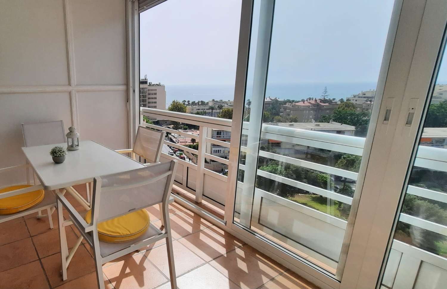 SE ALQUILA DESDE AHORA  HASTA 30.06.26 Y DESDE 1.9.26-30.6.27  BONITO APARTAMENTO  CON VISTAS AL MAR EN LA CARIHUELA (TORREMOLINOS)