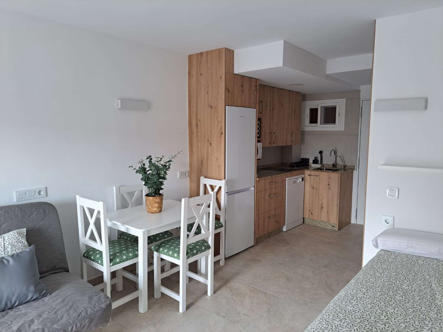 SE ALQUILA DESDE 16.09.26-16.6.27 BONITO ESTUDIO EN ARROYO DE LA MIEL (BENALMADENA)