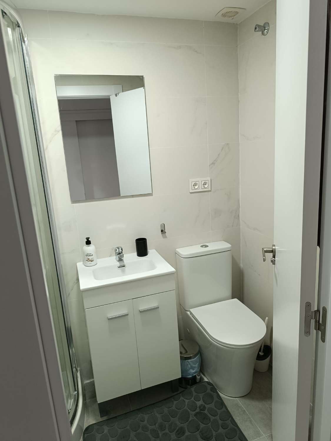 SE ALQUILA DESDE 01/09/26 HASTA 31/05/27 BONITO ESTUDIO REFORMADO CON VISTAS AL MAR EN BENALMADENA