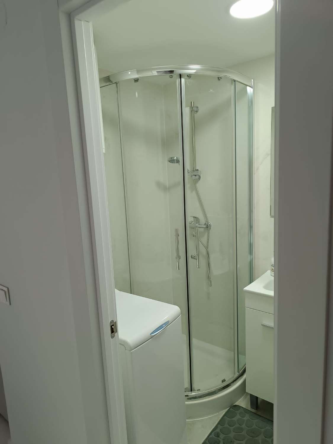 SE ALQUILA DESDE 01/09/26 HASTA 31/05/27 BONITO ESTUDIO REFORMADO CON VISTAS AL MAR EN BENALMADENA