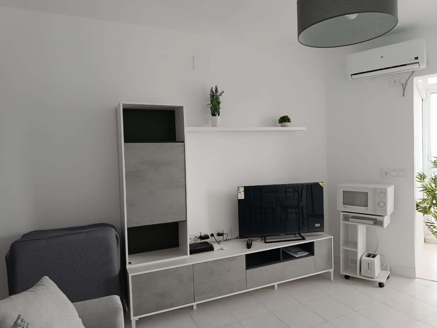 SE ALQUILA DESDE 01/09/26 HASTA 31/05/27 BONITO ESTUDIO REFORMADO CON VISTAS AL MAR EN BENALMADENA