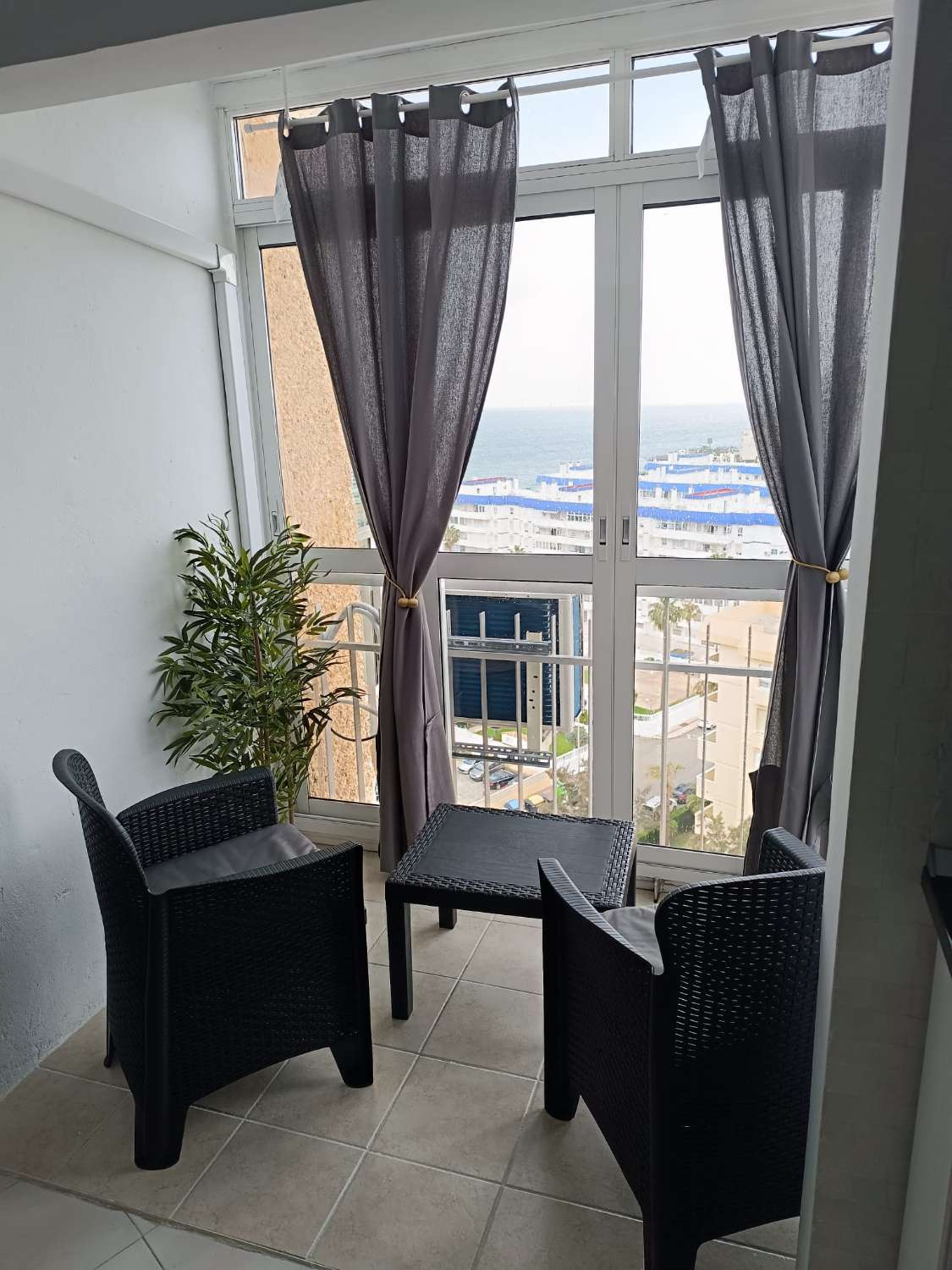 SE ALQUILA DESDE 01/09/26 HASTA 31/05/27 BONITO ESTUDIO REFORMADO CON VISTAS AL MAR EN BENALMADENA