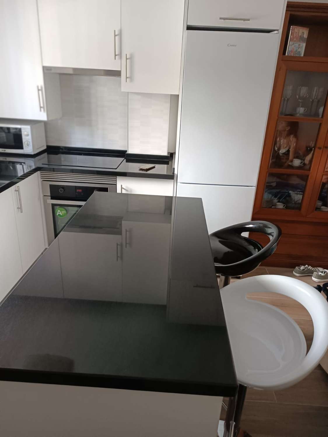 MEDIA TEMPORADA . SE ALQUILA DESDE 1.9.26-30.6.27 BONITO APARTAMENTO CON VISTAS AL MAR