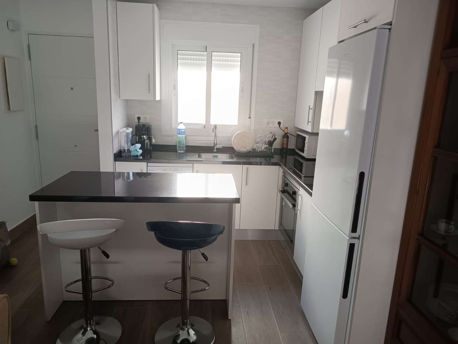 MEDIA TEMPORADA . SE ALQUILA DESDE 1.9.26-30.6.27 BONITO APARTAMENTO CON VISTAS AL MAR