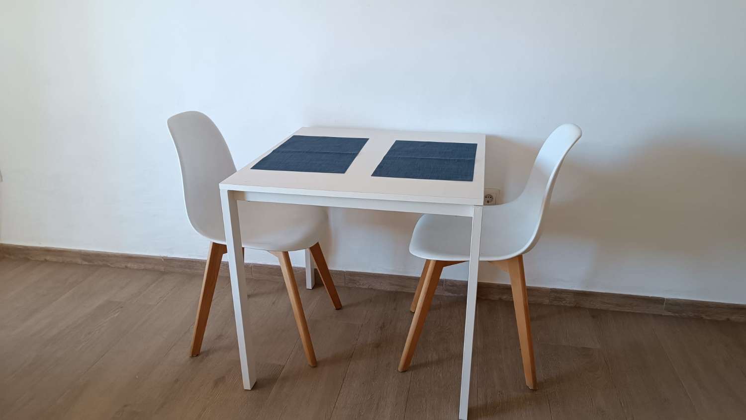 MEDIA TEMPORADA .SE ALQUILA DESDE 1.9.26-30.6.27 BONITO APARTAMENTO CON VISTAS AL MAR  A 60 METROS DE LA PLAYA EN BENALMADENA