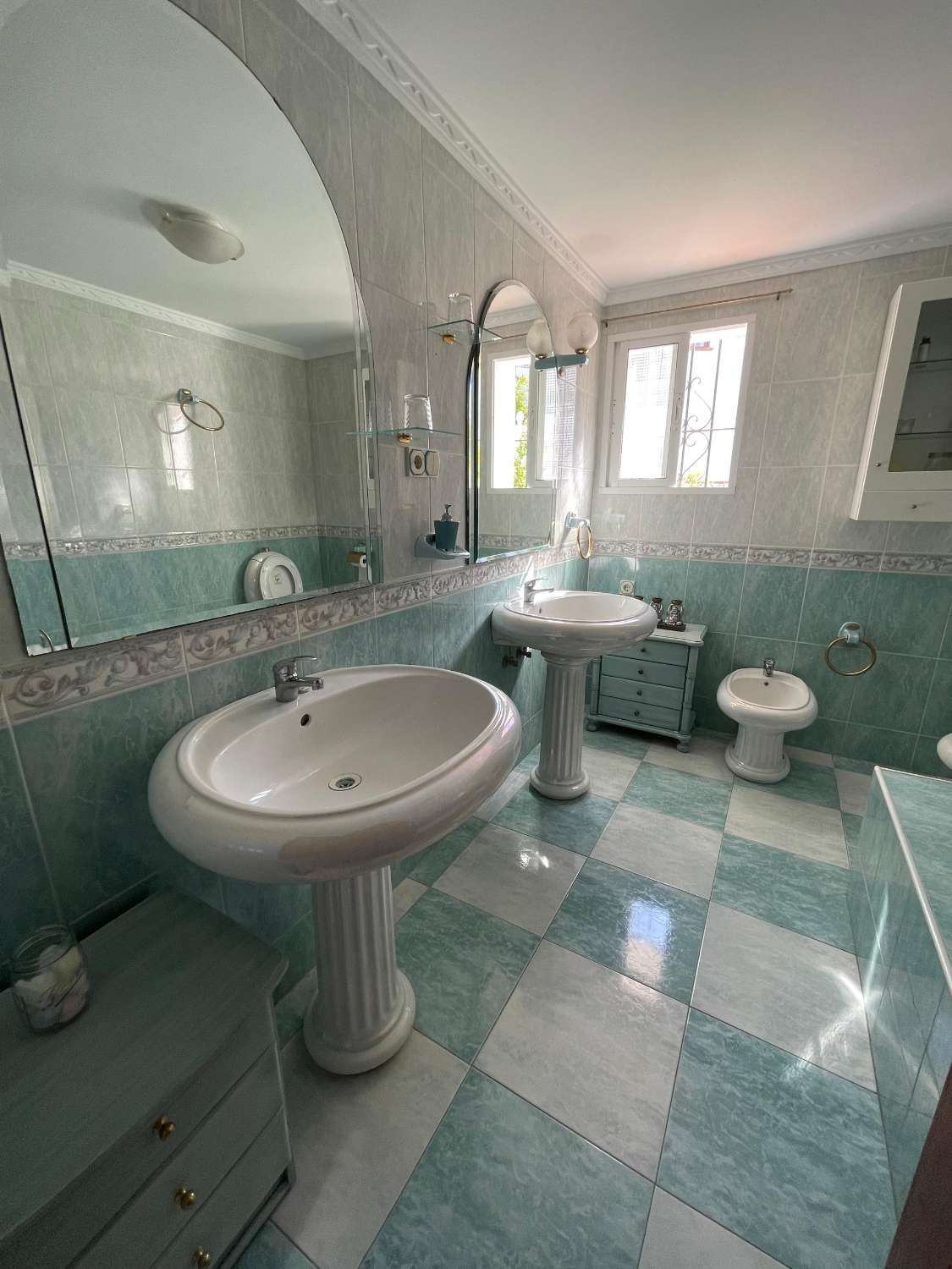 Zur Miete vom 11.01.2026 bis 30.06.2027 eine wunderschöne Villa mit Meerblick im Gebiet Torremuelle (Benalmádena).