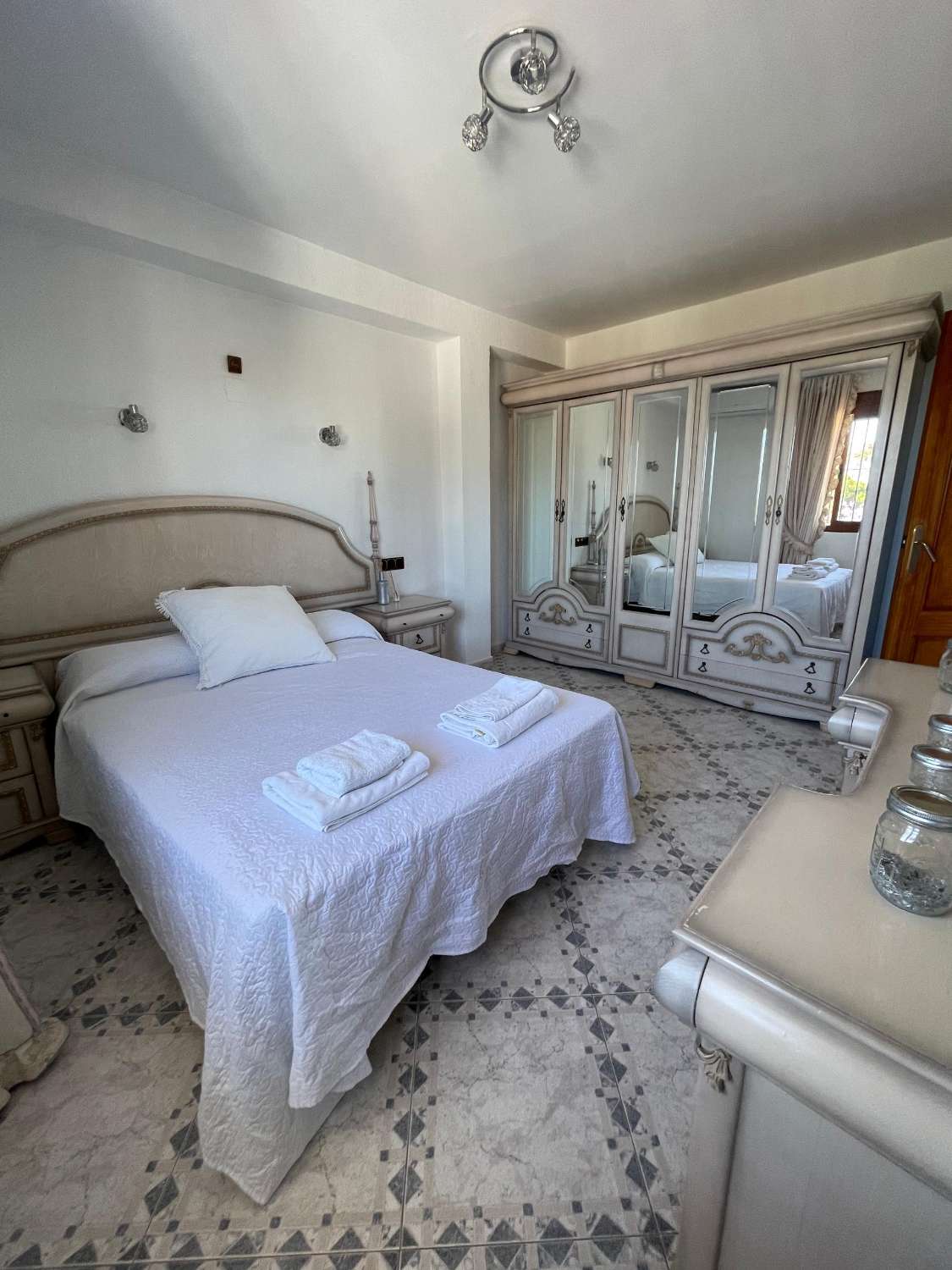 Zur Miete vom 11.01.2026 bis 30.06.2027 eine wunderschöne Villa mit Meerblick im Gebiet Torremuelle (Benalmádena).