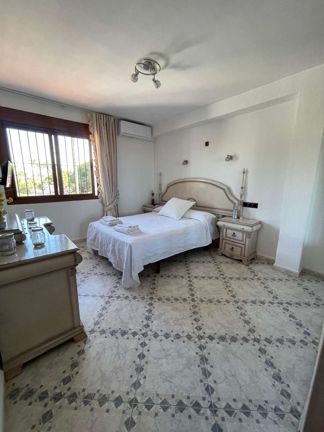 Zur Miete vom 11.01.2026 bis 30.06.2027 eine wunderschöne Villa mit Meerblick im Gebiet Torremuelle (Benalmádena).