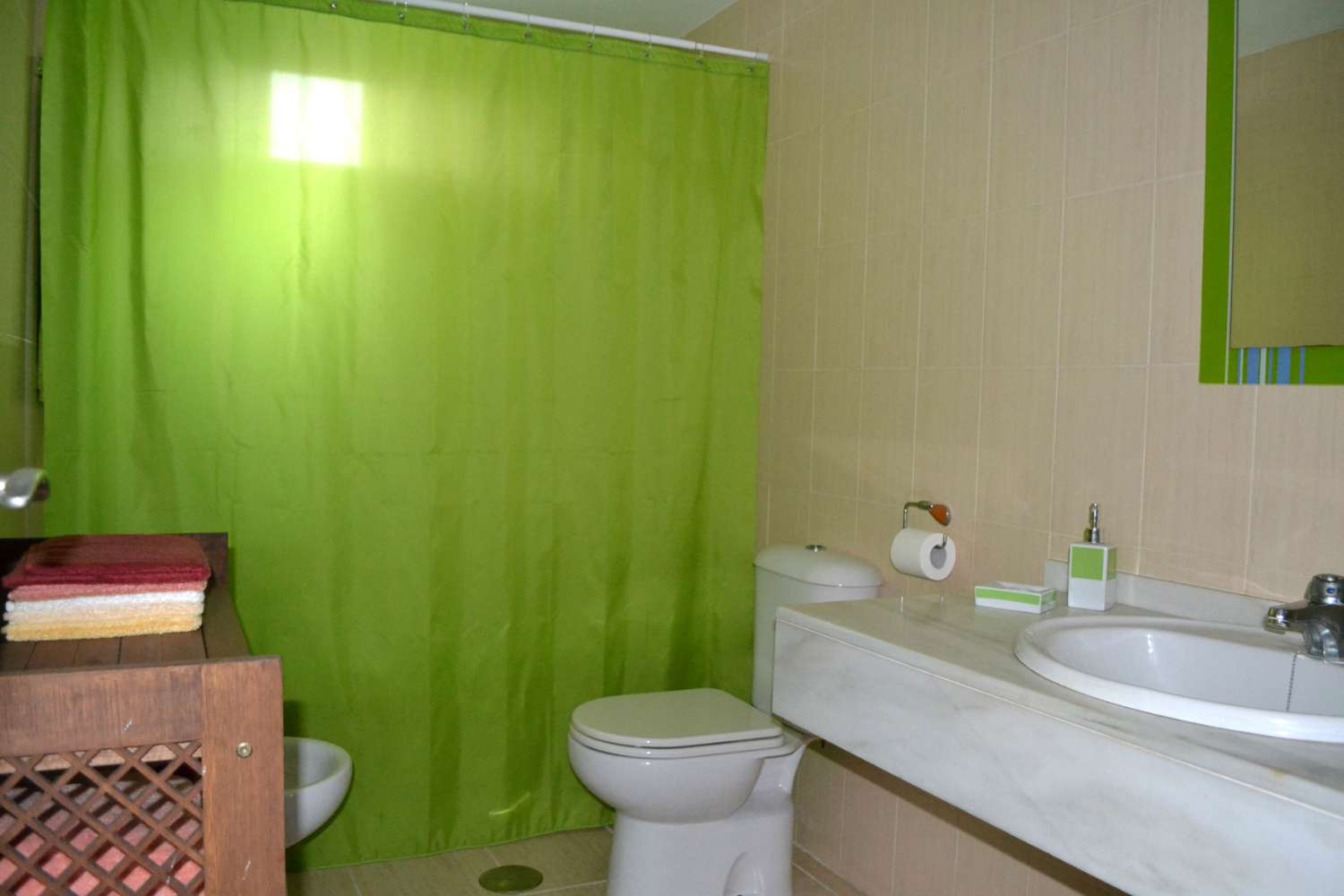 SE VENDE  BONITO APARTAMENTO A 50 METROS DE LA PLAYA EN BENALMADENA