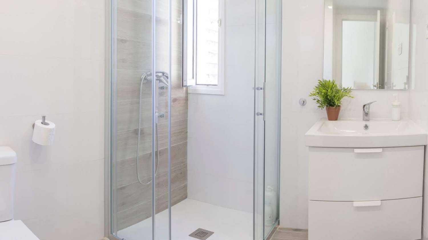 MEDIA  TEMPORADA  . SE ALQUILA  DESDE 1.9.26-30.6.27 BONITO APARTAMENTO CON VISTAS LATERALES  AL MAR   EN ARROYO DE LA MIEL