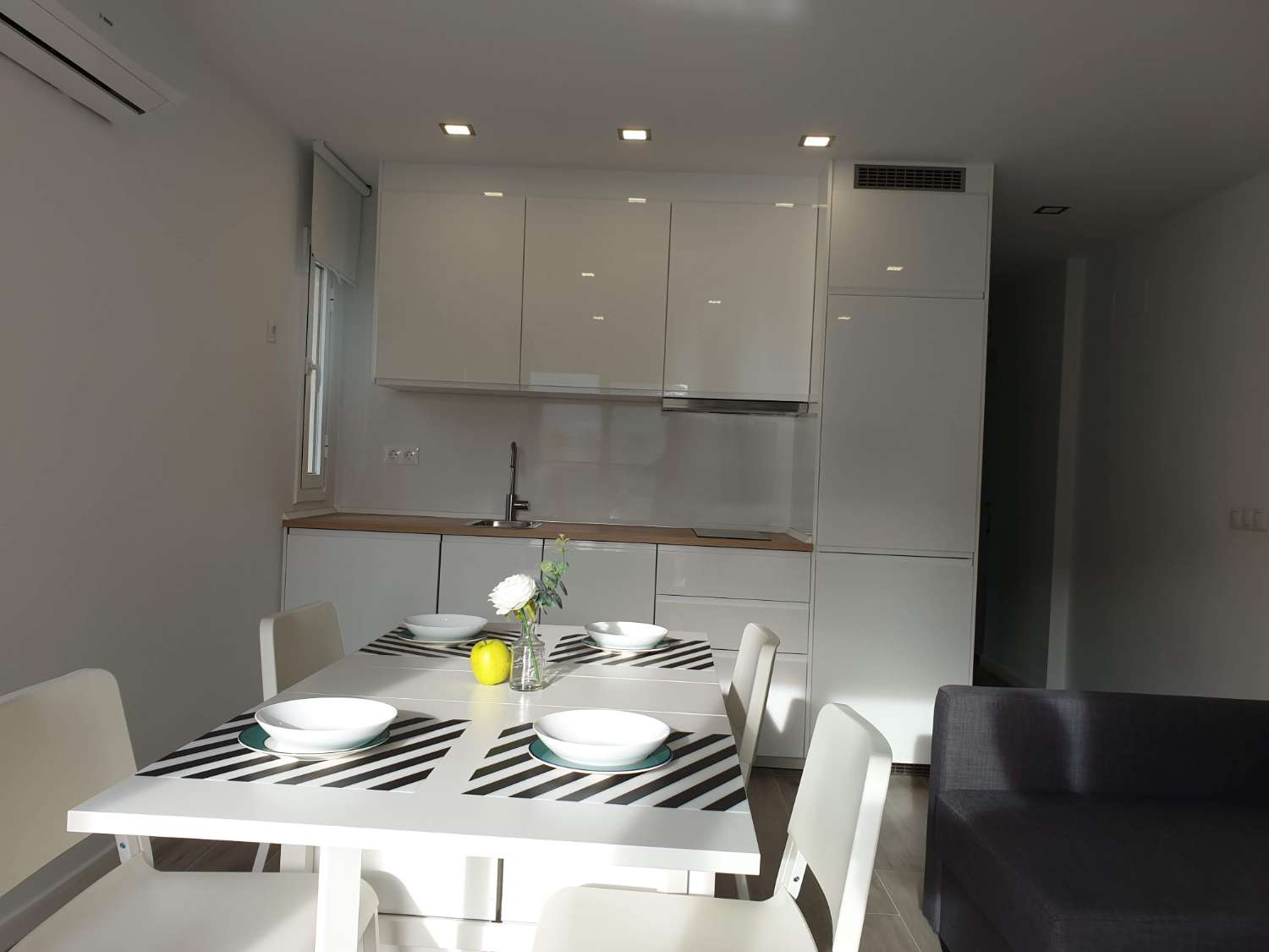 MEDIA  TEMPORADA  . SE ALQUILA  DESDE 1.9.26-30.6.27 BONITO APARTAMENTO CON VISTAS LATERALES  AL MAR   EN ARROYO DE LA MIEL