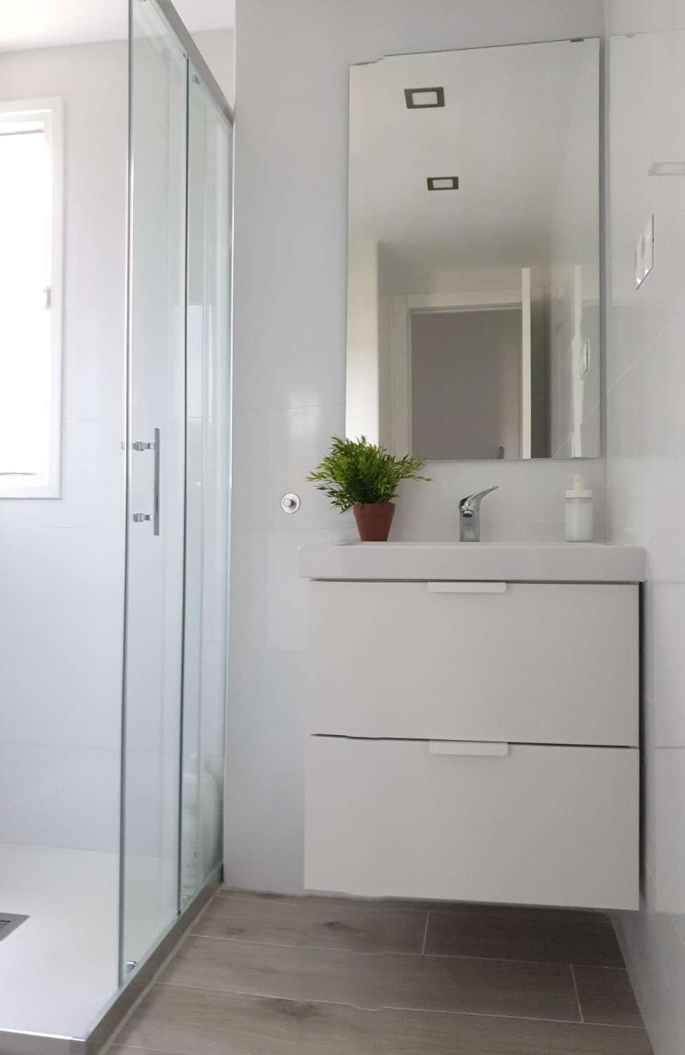 MEDIA  TEMPORADA  . SE ALQUILA  DESDE 1.9.26-30.6.27 BONITO APARTAMENTO CON VISTAS LATERALES  AL MAR   EN ARROYO DE LA MIEL