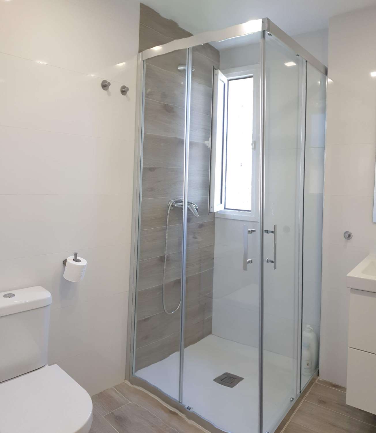 MEDIA  TEMPORADA  . SE ALQUILA  DESDE 1.9.26-30.6.27 BONITO APARTAMENTO CON VISTAS LATERALES  AL MAR   EN ARROYO DE LA MIEL