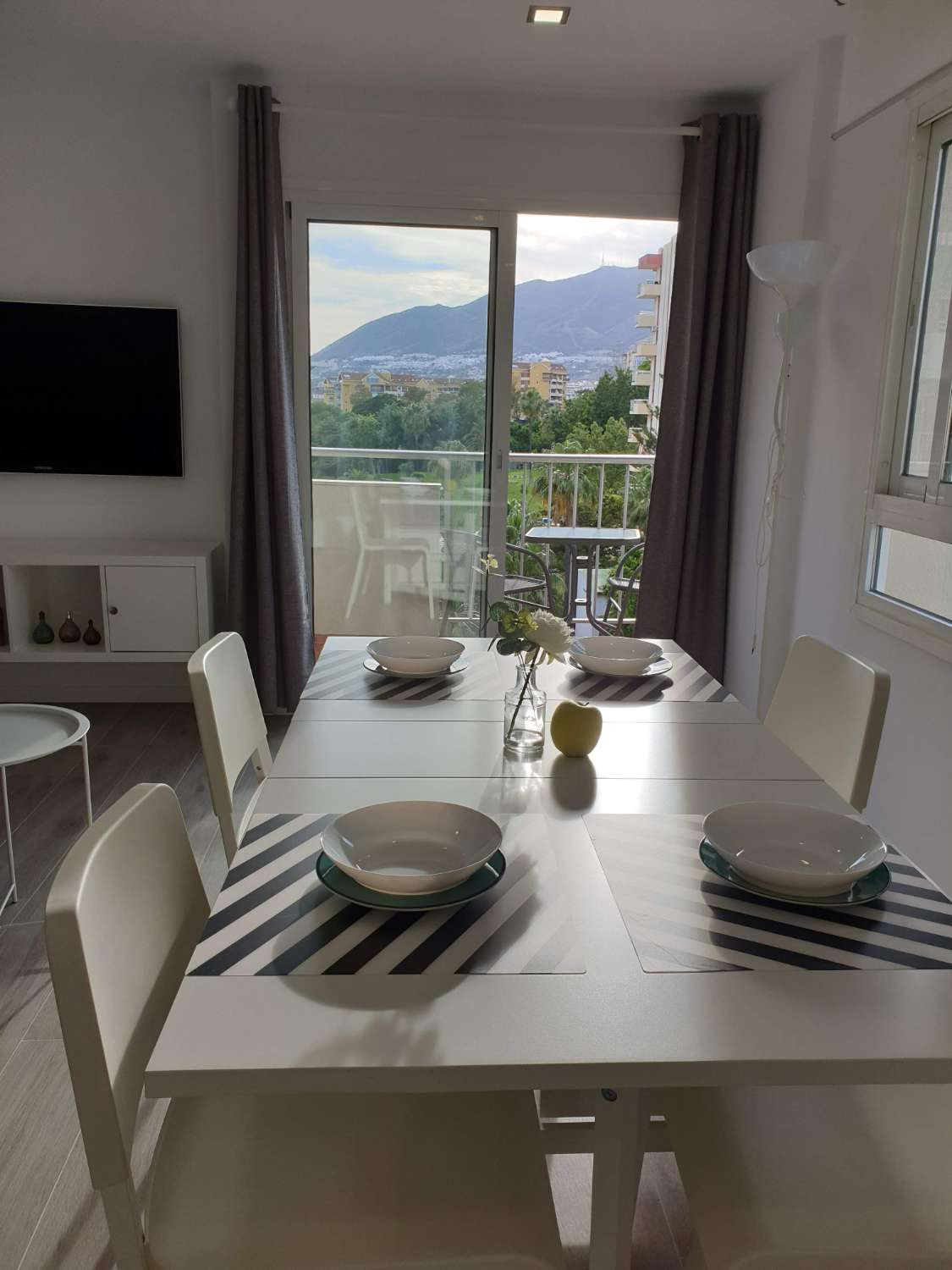 MEDIA  TEMPORADA  . SE ALQUILA  DESDE 1.9.26-30.6.27 BONITO APARTAMENTO CON VISTAS LATERALES  AL MAR   EN ARROYO DE LA MIEL