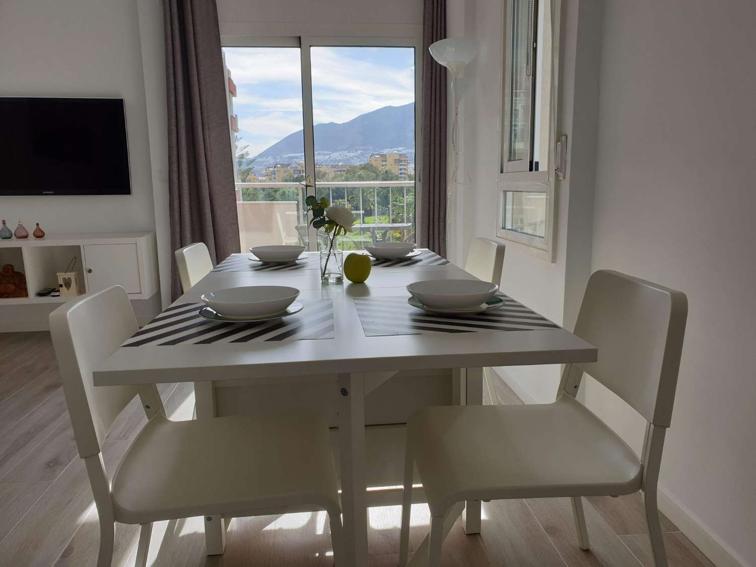 MEDIA  TEMPORADA  . SE ALQUILA  DESDE 1.9.26-30.6.27 BONITO APARTAMENTO CON VISTAS LATERALES  AL MAR   EN ARROYO DE LA MIEL