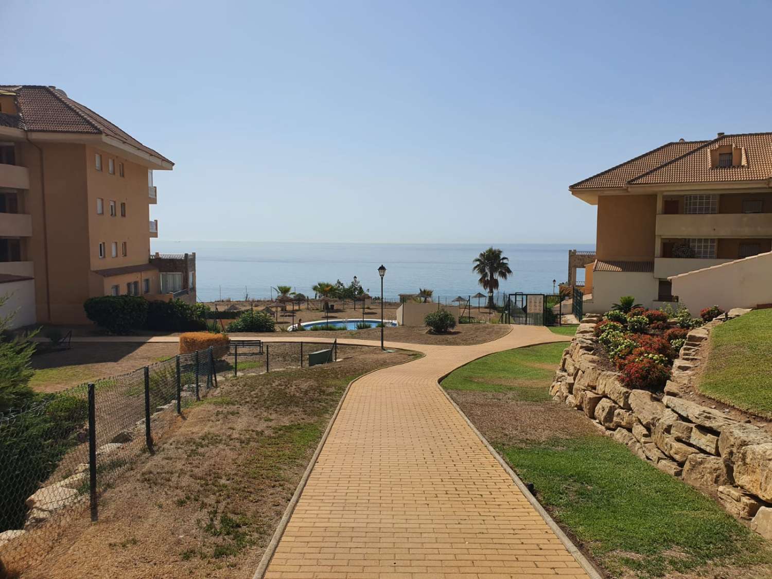 SE ALQUILA DESDE AHORA  30.6.26   Y DESDE  1.9.26-30.6.27 BONITO APARTAMENTO CON VISTA AL MAR EN FUENGIROLA