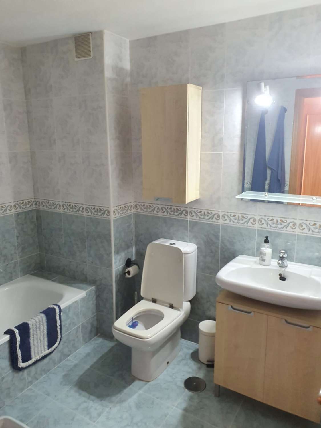 SE ALQUILA DESDE AHORA  30.6.26   Y DESDE  1.9.26-30.6.27 BONITO APARTAMENTO CON VISTA AL MAR EN FUENGIROLA