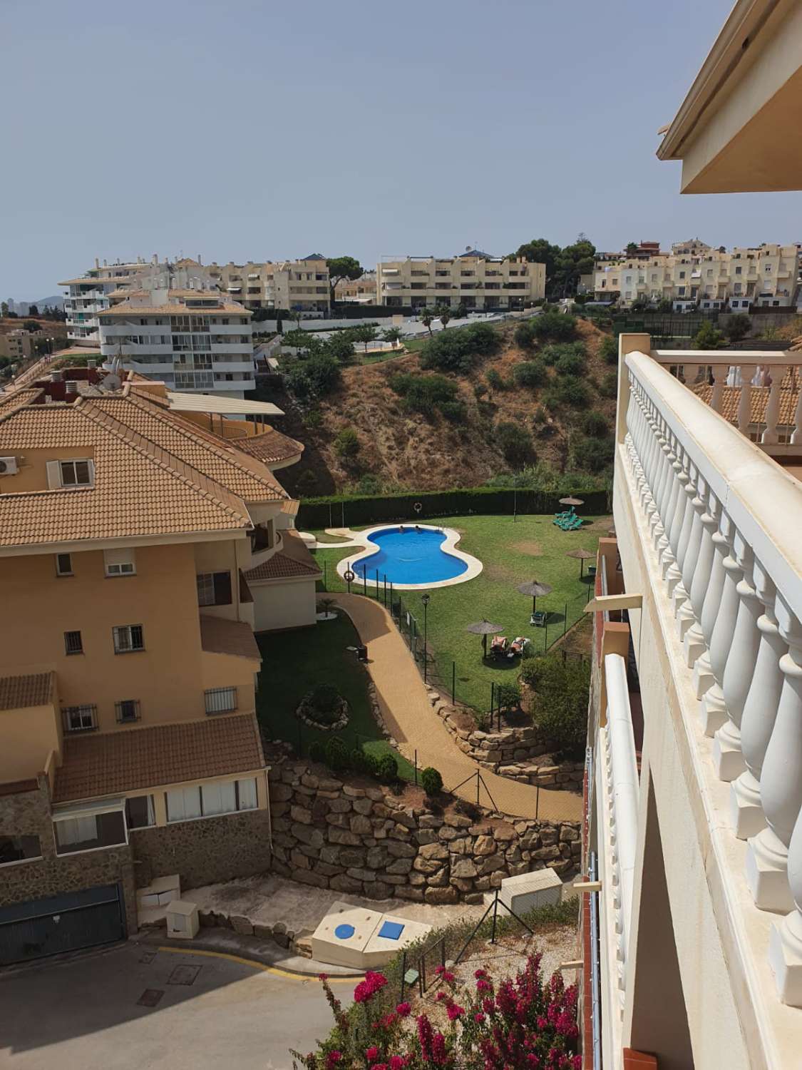 SE ALQUILA DESDE AHORA  30.6.26   Y DESDE  1.9.26-30.6.27 BONITO APARTAMENTO CON VISTA AL MAR EN FUENGIROLA