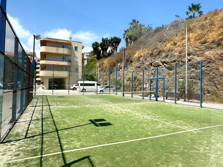 SE ALQUILA  HASTA 31.5.26 Y DESDE 01/10/2026 HASTA 31/05/2027 MAGNIFICO APARTAMENTO CON VISTAS AL MAR EN 1ª LINEA DE PLAYA EN BENALMADENA