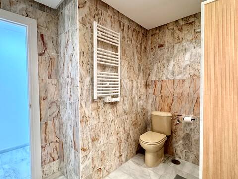 SE ALQUILA  HASTA 31.5.26 Y DESDE 01/10/2026 HASTA 31/05/2027 MAGNIFICO APARTAMENTO CON VISTAS AL MAR EN 1ª LINEA DE PLAYA EN BENALMADENA