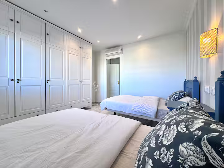 SE ALQUILA  HASTA 31.5.26 Y DESDE 01/10/2026 HASTA 31/05/2027 MAGNIFICO APARTAMENTO CON VISTAS AL MAR EN 1ª LINEA DE PLAYA EN BENALMADENA