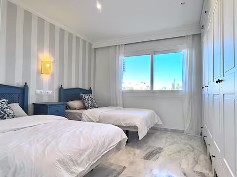 SE ALQUILA  HASTA 31.5.26 Y DESDE 01/10/2026 HASTA 31/05/2027 MAGNIFICO APARTAMENTO CON VISTAS AL MAR EN 1ª LINEA DE PLAYA EN BENALMADENA