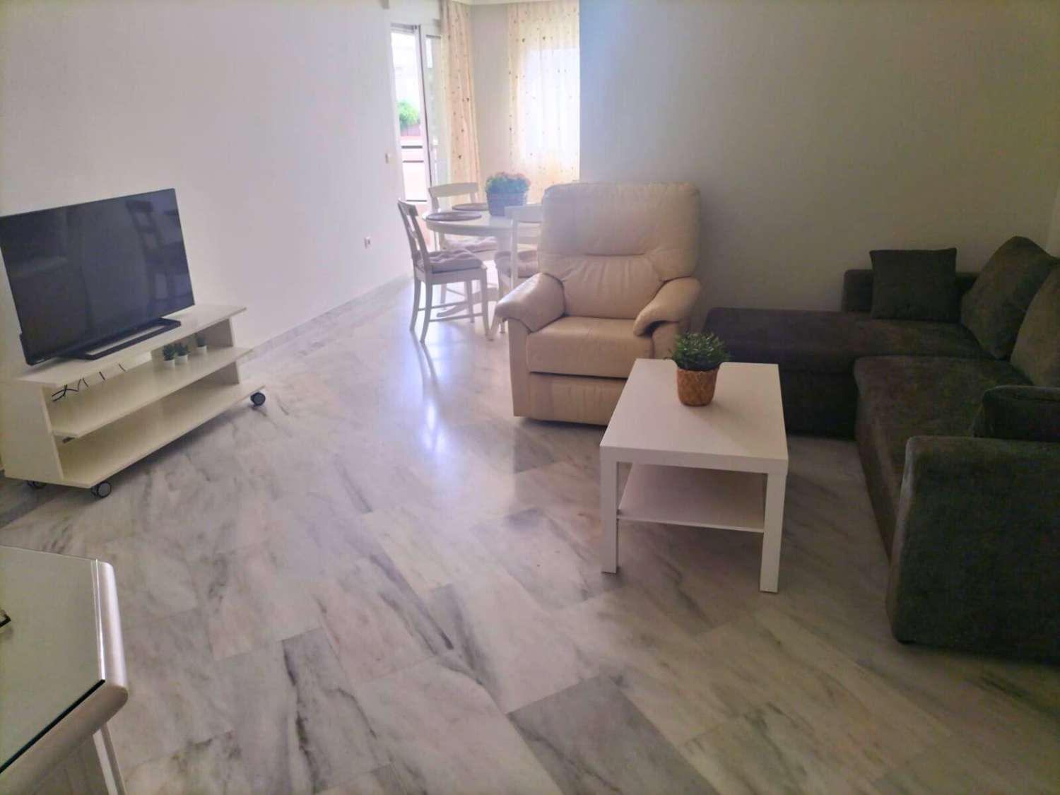 SE ALQUILA  HASTA 31.5.26 Y DESDE 01/10/2026 HASTA 31/05/2027 MAGNIFICO APARTAMENTO CON VISTAS AL MAR EN 1ª LINEA DE PLAYA EN BENALMADENA