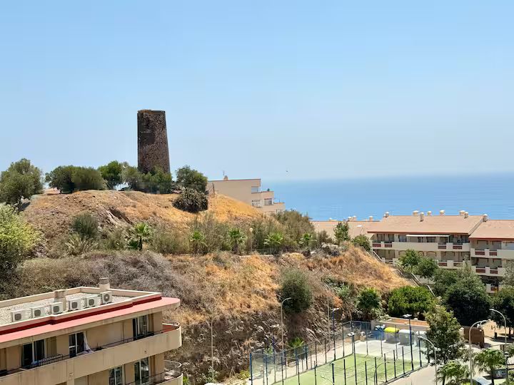 SE ALQUILA  HASTA 31.5.26 Y DESDE 01/10/2026 HASTA 31/05/2027 MAGNIFICO APARTAMENTO CON VISTAS AL MAR EN 1ª LINEA DE PLAYA EN BENALMADENA