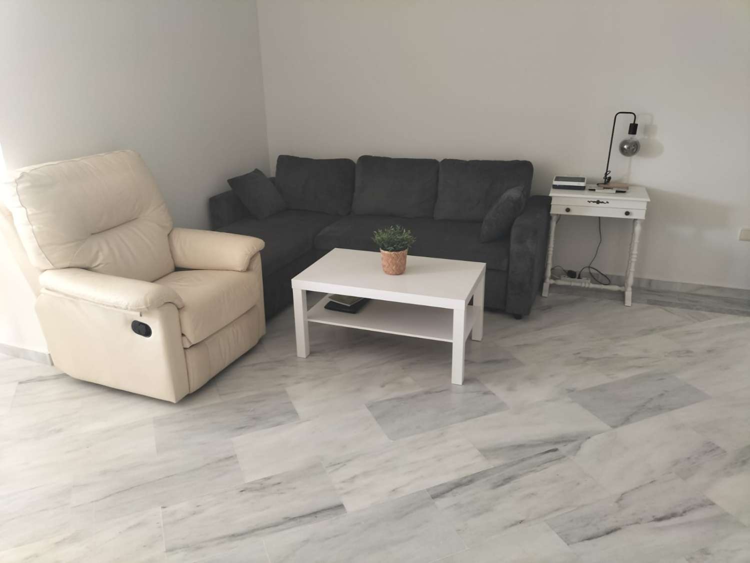 SE ALQUILA  HASTA 31.5.26 Y DESDE 01/10/2026 HASTA 31/05/2027 MAGNIFICO APARTAMENTO CON VISTAS AL MAR EN 1ª LINEA DE PLAYA EN BENALMADENA